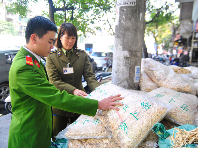 Bắt gần 2 tấn củ cải khô nhập lậu tập kết giữa trung tâm Hà Nội ảnh 1