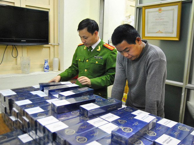 Bắt đối tượng tái phạm vận chuyển hơn 2000 bao thuốc lá lậu ảnh 1