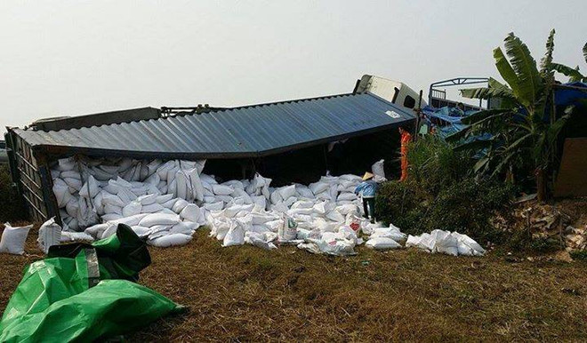 Xe container chở 70 tấn gạo từ Móng Cái bị lật nhào ở Sóc Sơn ảnh 1