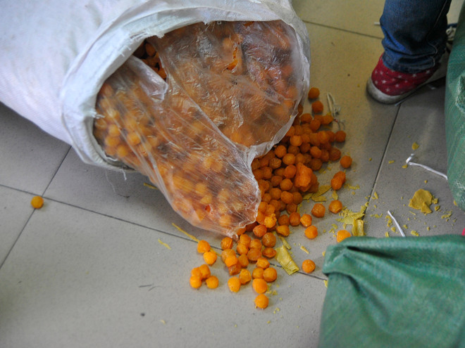 Bắt gần 2 tấn củ cải khô nhập lậu tập kết giữa trung tâm Hà Nội ảnh 3