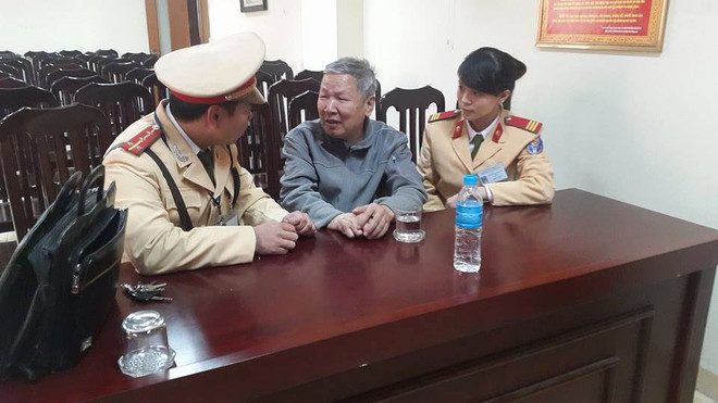 Cụ ông lạc đường được cảnh sát giao thông giúp đỡ tìm nhà ảnh 1