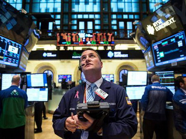 Sàn giao dịch New York ngày 23/10. (Nguồn: AFP) Chờ đợi cuộc họp Fed, chứng khoán đồng loạt khởi sắc ảnh 1