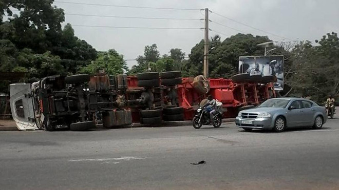 Lật xe tải chở hóa chất chế tạo nhiên liệu hạt nhân urani ảnh 1