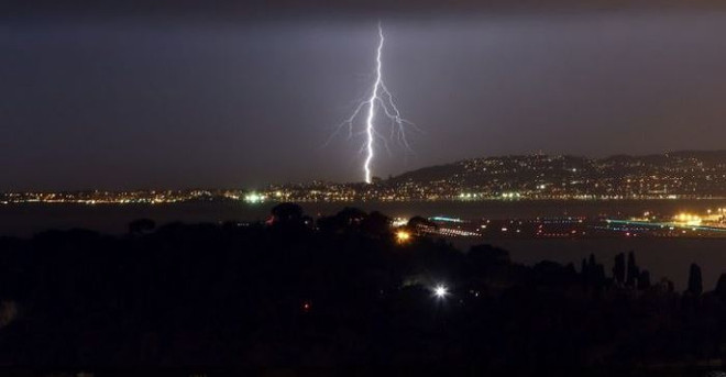 Hàng trăm nghìn hộ gia đình chìm trong bóng tối vì mất điện ở Pháp ảnh 1