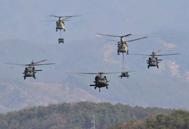 Gần 100 máy bay trực thăng Mỹ đổ bộ vào miền Bắc nước Đức ảnh 1