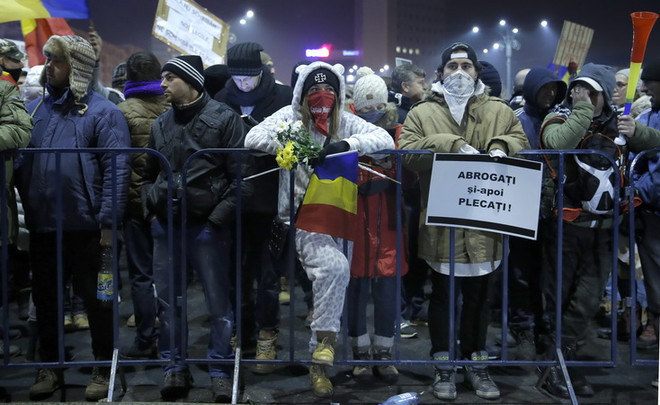 Romania: Biểu tình phản đối sắc lệnh miễn truy tố quan chức tham nhũng ảnh 1