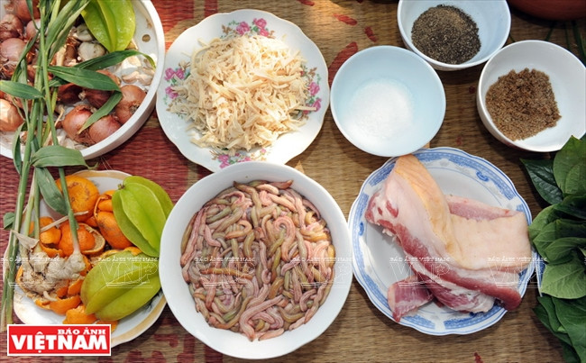 Cách chế biến món rươi kho lạ miệng của vùng đất Tứ Kỳ ảnh 2