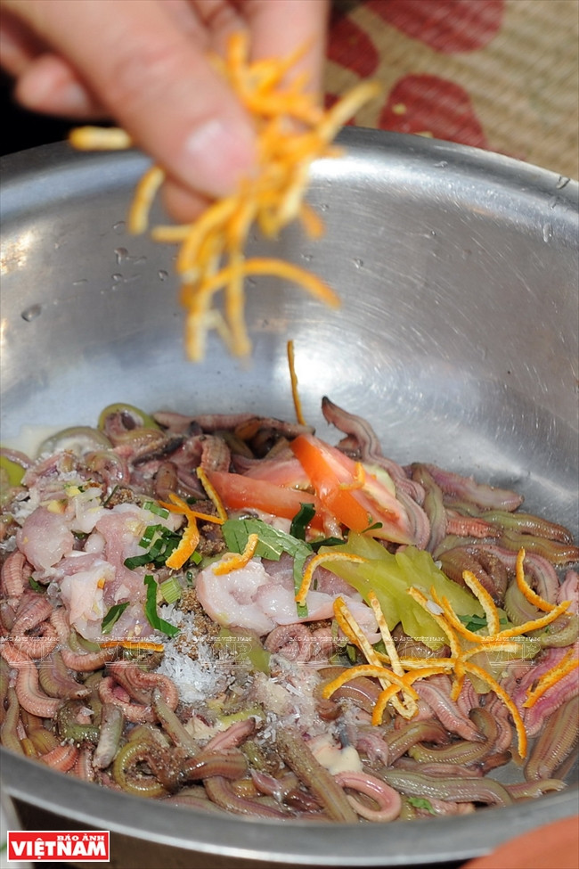 Cách chế biến món rươi kho lạ miệng của vùng đất Tứ Kỳ ảnh 3