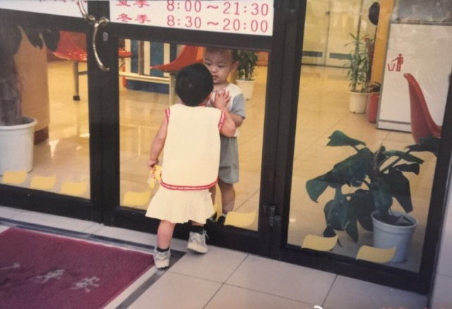 Cô gái trẻ đi tìm chàng trai trong tấm hình chụp chung 18 năm trước ảnh 1