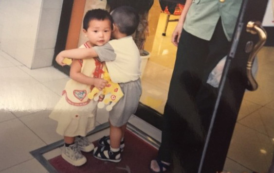 Cô gái trẻ đi tìm chàng trai trong tấm hình chụp chung 18 năm trước ảnh 2