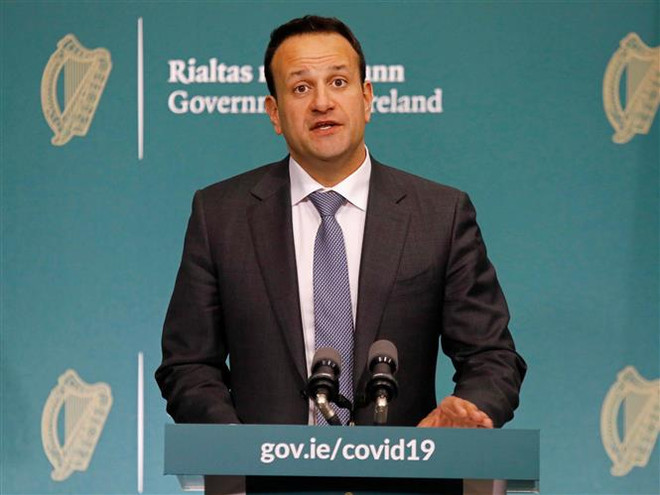 Thủ tướng Ireland Leo Varadkar trong cuộc họp báo tại Dublin ngày 10/4/2020. (Nguồn: AFP/TTXVN) Các đảng phái tại CH Ireland đạt thỏa thuận lập chính phủ liên minh ảnh 1