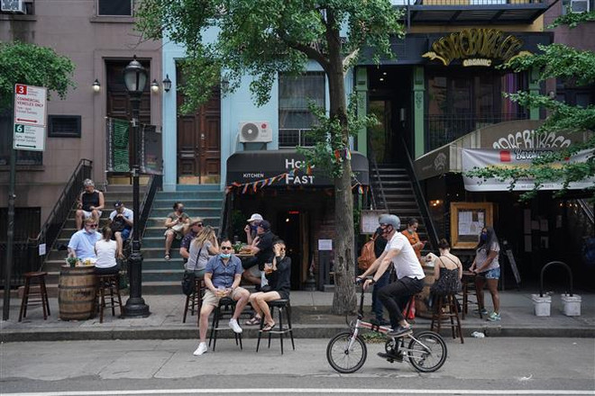 Một quán bar ngoài trời mở cửa trở lại tại New York, Mỹ , ngày 7/6/2020. (Nguồn: AFP/TTXVN) New York chuẩn bị bước sang giai đoạn 2 mở cửa trở lại nền kinh tế ảnh 1