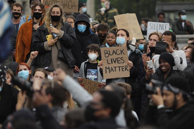 Thủ tướng Anh cam kết đánh giá toàn diện tình trạng bất bình đẳng ảnh 1