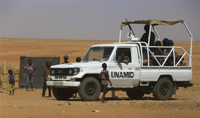 Các binh sỹ thuộc UNAMID tuần tra tại khu vực Bắc Darfur, Sudan. (Nguồn: AFP/TTXVN) Việt Nam ủng hộ bảo đảm công lý trong quá trình chuyển tiếp ở Sudan ảnh 1