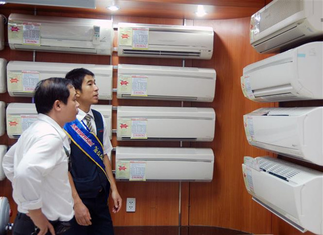 Khách tham khảo các loại máy làm mát tại siêu thị điện máy MediaMart. (Ảnh: Đỗ Phương Anh/TTXVN) Đa dạng các hoạt động xúc tiến thương mại, kích cầu tiêu dùng nội địa ảnh 2