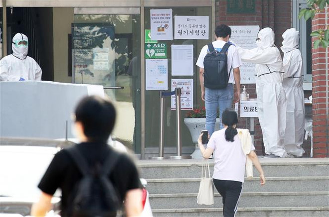 Kiểm tra thân nhiệt phòng lây nhiễm COVID-19 tại Suwon, Hàn Quốc, ngày 13/6/2020. (Nguồn: YONHAP/TTXVN) Hàn Quốc ghi nhận thêm 34 ca dương tính với virus SARS-CoV-2 ảnh 1
