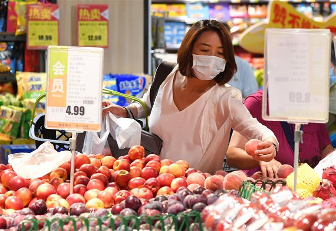 Người dân đeo khẩu trang phòng lây nhiễm COVID-19 khi mua hàng tại siêu thị ở Bắc Kinh, Trung Quốc, ngày 14/6/2020. (Nguồn: THX/TTXVN) Bắc Kinh cảnh báo diễn biến dịch bệnh COVID-19 'hết sức nghiêm trọng' ảnh 1