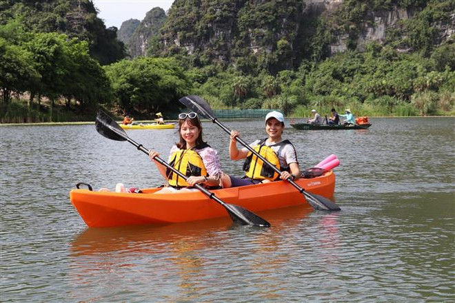 Khách du lịch đến Tràng An (Ninh Bình) sẽ được trải nghiệm sản phẩm mới, chèo thuyền kayak. (Nguồn: TTXVN) Nếu mở cửa từ quý 3, Việt Nam sẽ đón đến 8 triệu lượt khách quốc tế ảnh 1