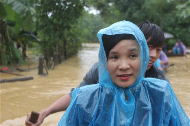 Tác nghiệp an toàn tại 'điểm nóng' thiên tai dải đất miền Trung ảnh 1