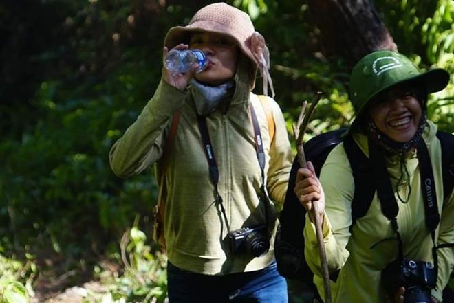 Tác nghiệp an toàn tại 'điểm nóng' thiên tai dải đất miền Trung ảnh 3