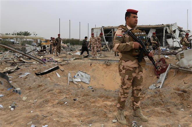 Lực lượng an ninh Iraq tại hiện trường một vụ tấn công. (Nguồn: AFP/TTXVN) Quân đội Iraq tuyên bố sẵn sàng trấn áp các nhóm phiến quân ảnh 1
