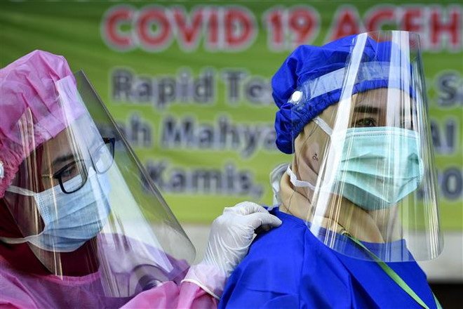 Một điểm xét nghiệm nhanh COVID-19 tại Sibreh, tỉnh Aceh, Indonesia, ngày 11/6/2020. (Nguồn: AFP/TTXVN) COVID-19 ở Đông Nam Á: Indonesia có số ca tử vong trong ngày cao nhất ảnh 1