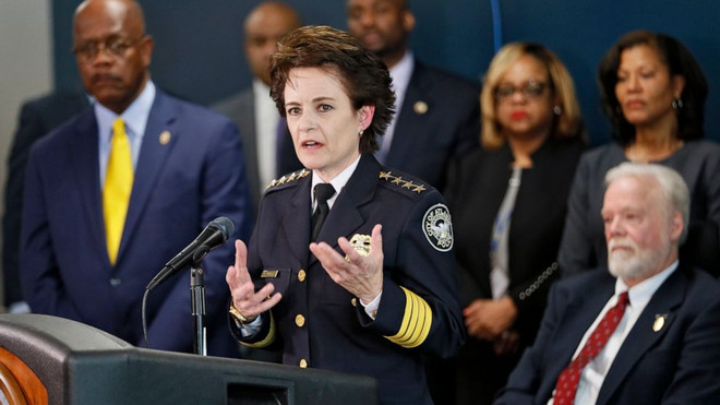 Bà Erika Shields, cảnh sát trưởng thành phố Atlanta. (Nguồn: AP) Mỹ: Cảnh sát trưởng Atlanta từ chức do cảnh sát bắn chết người da màu ảnh 1