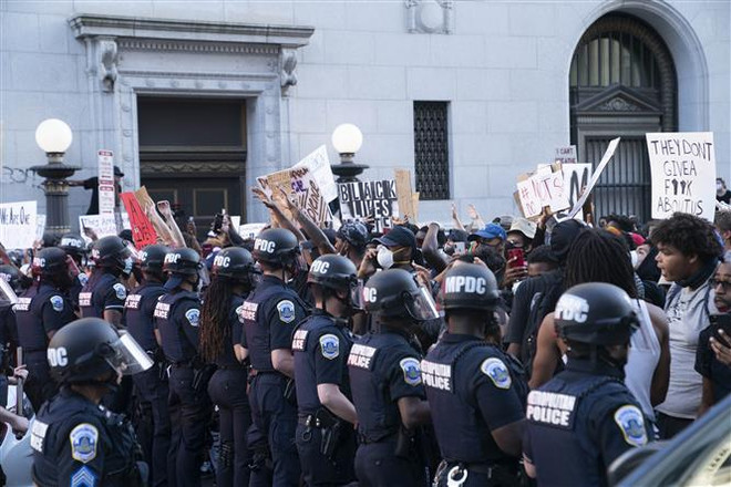 Tổng thống Trump: Triển khai hàng nghìn binh sỹ để ngăn chặn bạo lực ảnh 1