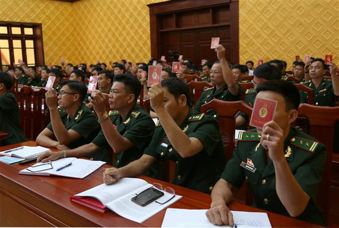 Các đại biểu biểu quyết, thông qua dự thảo Nghị quyết Đại hội. (Ảnh: Đức Thọ/TTXVN) Đảng bộ Bộ đội Biên phòng Quảng Bình tổ chức thành công đại hội điểm ảnh 1