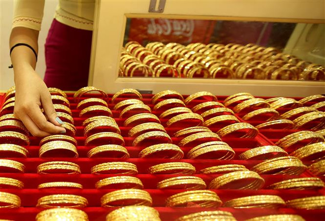 Một cửa hàng kim hoàn tại Yangon, Myanmar. (Nguồn: THX/TTXVN) Giá vàng châu Á hướng tới quý tăng mạnh nhất trong hơn 4 năm ảnh 1