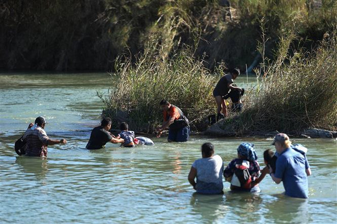 Người di cư Trung Mỹ từ bang Coahuila, Mexico vượt Sông Rio Bravo để sang bang Texas, Mỹ ngày 17/2/2019. (Nguồn: AFP/TTXVN) 17 người di cư chết đuối khi vượt sông trên biên giới Mexico-Mỹ ảnh 1