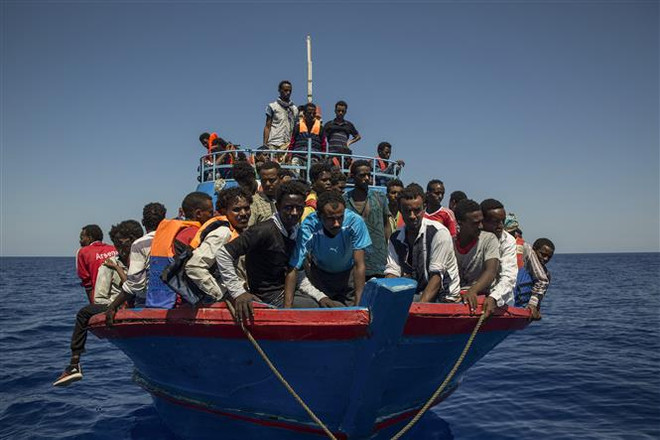 Người di cư trên biển Địa Trung Hải ngày 2/8/2017. (Nguồn: AFP/TTXVN) Hải quân Maroc cứu gần 100 người di cư trên biển Địa Trung Hải ảnh 1