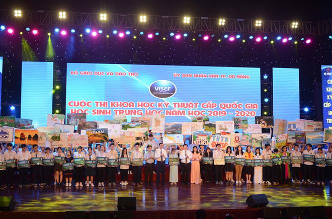 Các đội thi tham gia cuộc thi. (Ảnh: Văn Dũng/TTXVN) Khai mạc Cuộc thi quốc gia Khoa học kỹ thuật cho học sinh trung học ảnh 1