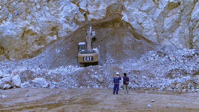 Vụ tai nạn mỏ đá ở Điện Biên: Nỗ lực tìm kiếm nạn nhân thứ 3 mất tích ảnh 1