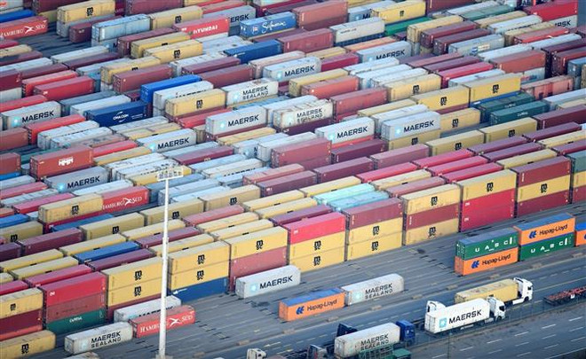 Hàng hóa tại cảng container ở Hamburg (Đức). (Ảnh: REUTERS/TTXVN) Những 'mảng tối' trong bức tranh toàn cảnh nền kinh tế Đức ảnh 1