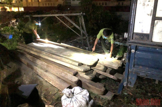 Thừa Thiên-Huế: Phát hiện xe ôtô vận chuyển lâm sản trái phép ảnh 1
