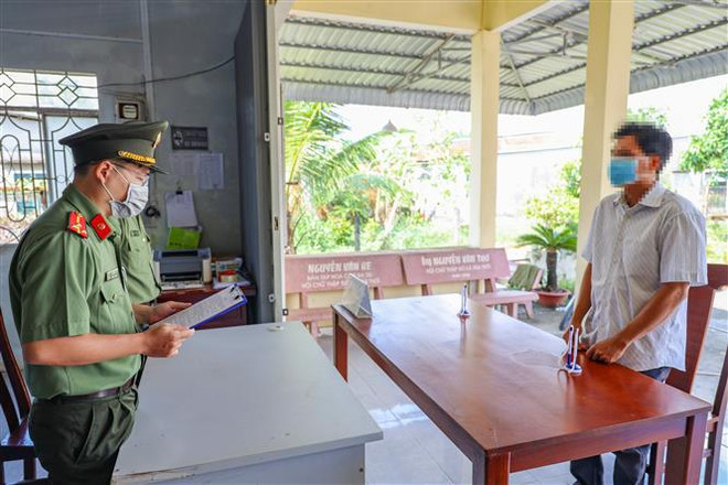 Công an thành phố Cần Thơ tống đạt quyết định xử phạt vi phạm hành chính đối với B.Q.G. (Ảnh: TTXVN phát) Cần Thơ: Xử phạt người chia sẻ thông tin sai sự thật trên TikTok ảnh 1