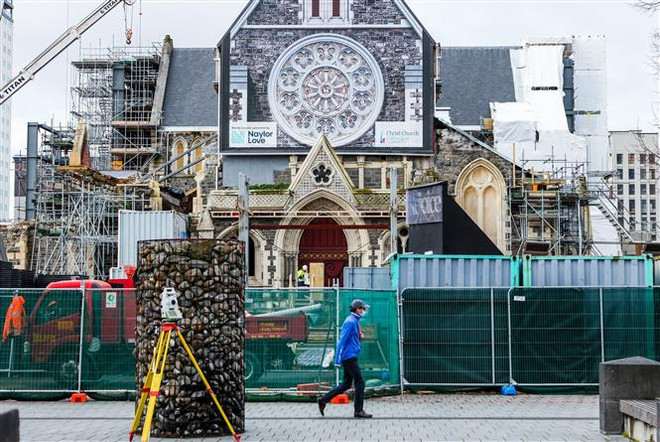 Người dân đeo khẩu trang phòng dịch COVID-19 tại Christchurch, New Zealand, ngày 8/9/2021. (Ảnh: THX/TTXVN) Australia mở cửa biên giới vào Giáng sinh, New Zealand hạ mức cảnh báo ảnh 2