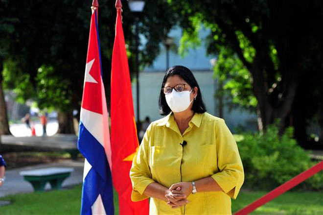 Dâng hoa tại tượng đài Chủ tịch Hồ Chí Minh tại thủ đô La Habana ảnh 2