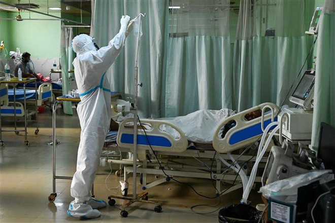 Nhân viên y tế điều trị cho bệnh nhân COVID-19 tại bệnh viện ở Moradabad, Ấn Độ ngày 5/5/2021. (Ảnh: AFP/TTXVN) Cảnh báo nguy cơ tổn thương thận ở những người đã khỏi bệnh COVID-19 ảnh 1