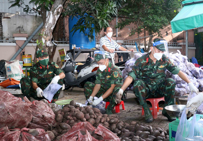 Lực lượng quân đội đã từng bước góp phần giúp TP.HCM đẩy lùi dịch bệnh ảnh 2
