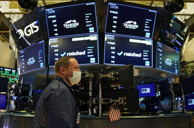 Hoạt động tại sàn giao dịch chứng khoán New York, Mỹ ngày 29/7/2021. (Ảnh: AFP/TTXVN) Các chỉ số chứng khoán Mỹ đều tăng với hai phiên phục hồi mạnh ảnh 1