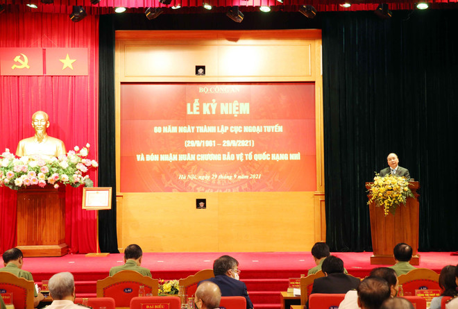 Quang cảnh buổi lễ. (Ảnh: Phạm Kiên/TTXVN) Chiến sỹ lực lượng ngoại tuyến tô thắm thêm truyền thống anh hùng CAND ảnh 1