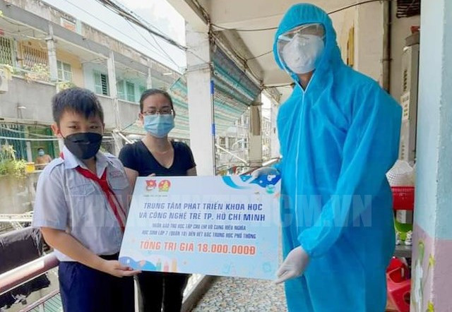 TP.HCM: Trao học bổng đến hết lớp 12 cho học sinh khó khăn vì COVID-19 ảnh 1