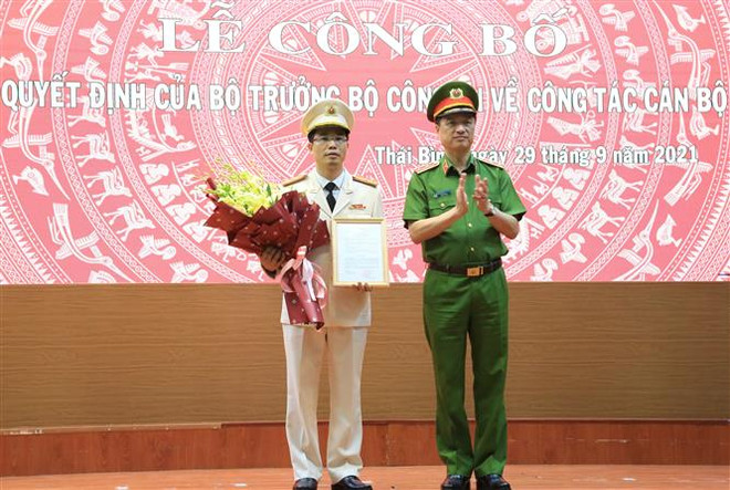 Trung tướng Nguyễn Duy Ngọc, Thứ trưởng Bộ Công an, trao Quyết định bổ nhiệm Thượng tá Trần Văn Phúc giữ chức vụ Giám đốc Công an tỉnh Thái Bình. (Ảnh: TTXVN phát) Thượng tá Trần Văn Phúc giữ chức Giám đốc Công an tỉnh Thái Bình ảnh 1