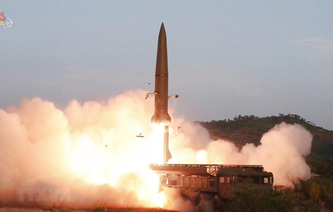 Mẫu tên lửa đạn đạo xuyên lục địa (ICBM) mới của Triều Tiên được giới thiệu trong cuộc duyệt binh kỷ niệm 75 năm thành lập đảng Lao động Triều Tiên tại Bình Nhưỡng ngày 10/10/2020. (Ảnh: Yonhap/TTXVN) Nhật Bản nhận định Bình Nhưỡng đã phóng tên lửa đạn đạo ảnh 1