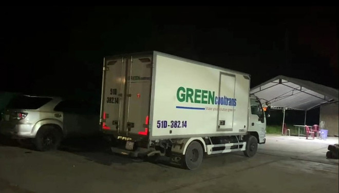 Giấu 15 người gồm cả trẻ em trong thùng xe đông lạnh để 'thông chốt' ảnh 1