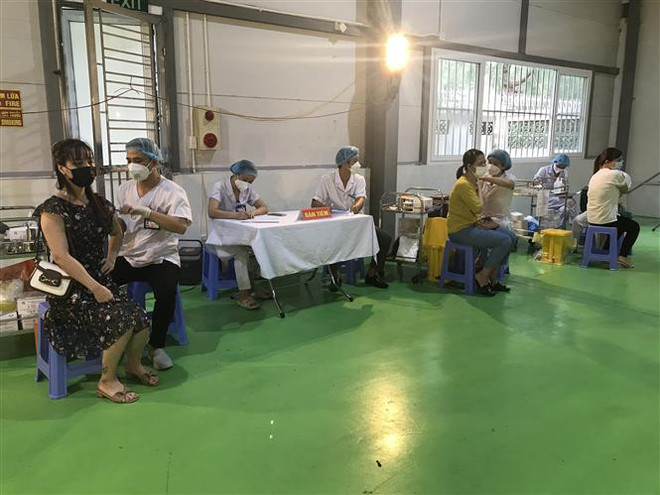 Công nhân được tiêm vaccine phòng COVID-19 tại Khu công nghiệp Đại An, thành phố Hải Dương. (Ảnh: Tiến Vĩnh/TTXVN) Hải Dương trải qua 35 ngày không có ca mắc mới COVID-19 ảnh 1