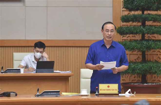Thứ trưởng Bộ Giao thông vận tải Lê Đình Thọ phát biểu tại cuộc họp. (Ảnh: Minh Đức/TTXVN) Đảm bảo đủ vật liệu xây dựng, không lùi tiến độ cao tốc Bắc-Nam ảnh 2