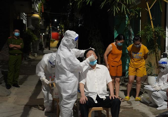 Lấy mẫu xét nghiệm sàng lọc COVID-19 cho người dân thành phố Phủ Lý. (Ảnh: Thanh Tuấn/TTXVN) Thêm 36 ca mắc, Hà Nam triển khai quyết liệt biện pháp chống dịch ảnh 1
